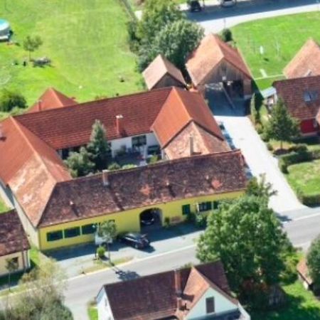 Ferienwohnungen Und Appartements Im Idyllischen Vierkanthof, Gruppenurlaube Loipersdorf bei Fürstenfeld Exterior photo