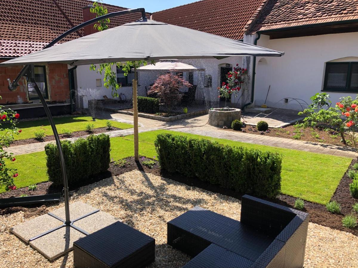 Ferienwohnungen Und Appartements Im Idyllischen Vierkanthof, Gruppenurlaube Loipersdorf bei Fürstenfeld Exterior photo
